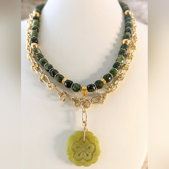 Natural Green Jade In Two Strand Gold Plated Barbed Knot Necklace With Pendant - Picture 2 of 10